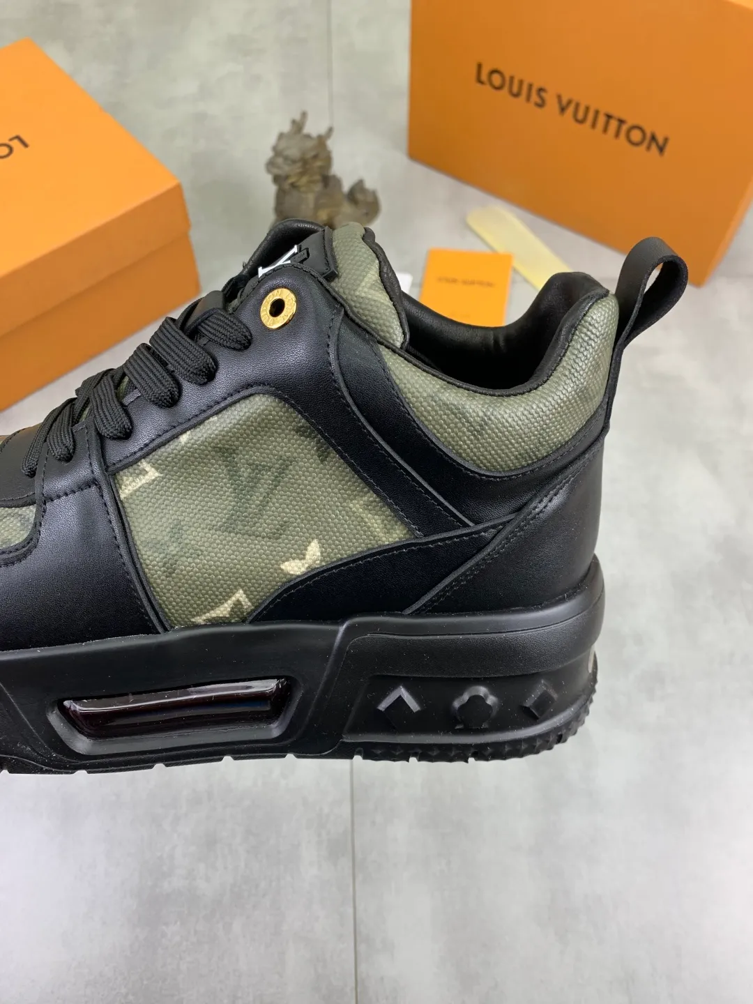 Men's men's shoes 💰P440 new style 💶【LOUIS VUITTON) new high top🍀LV Louis Vuitton *—— LV classic high top trendy shoes! Made of imported original soft calfskin, water-dyed pigskin lining. Original wear-resistant rubber outsole! High quality products! Code number: 38-44 Color: 2️⃣colors available